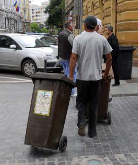 În Oradea se fură până şi roţile de la containerele de gunoi!